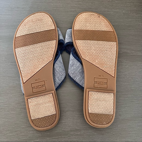 TOMS Viv Fringe Flat Sandals - Picture 6 of 7